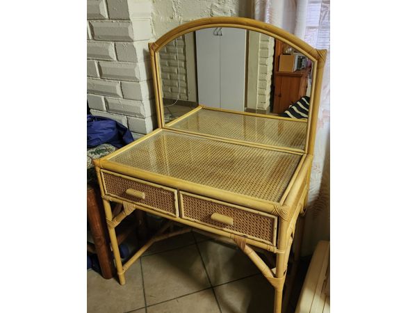 ~/upload/Lots/116225/AdditionalPhotos/yoyzd3pwiuz5w/Light brown dressing table_t600x450.jpg